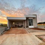 Fachada na fase de reboco e contrapiso