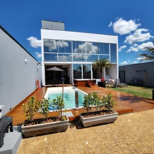 Vista diurna da fachada de vidro e lazer